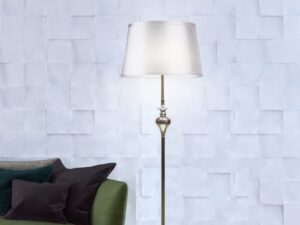 Miniaturka 2 - Srebrna lampa podłogowa Fenetano przy zielonej sofie