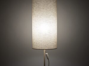 Miniaturka 3 - Beżowa lampa podłogowa Fieno z lnianym abażurem w aranżacji