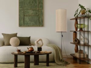 Miniaturka 2 - Brązowa lampa podłogowa Fieno z lnianym abażurem w salonie