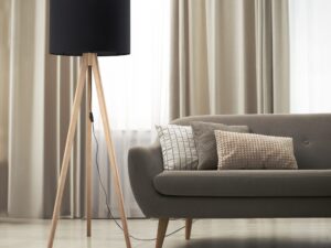 Miniaturka 10 - Lampa podłogowa Grand sosna z czarnym abażurem we wnętrzu