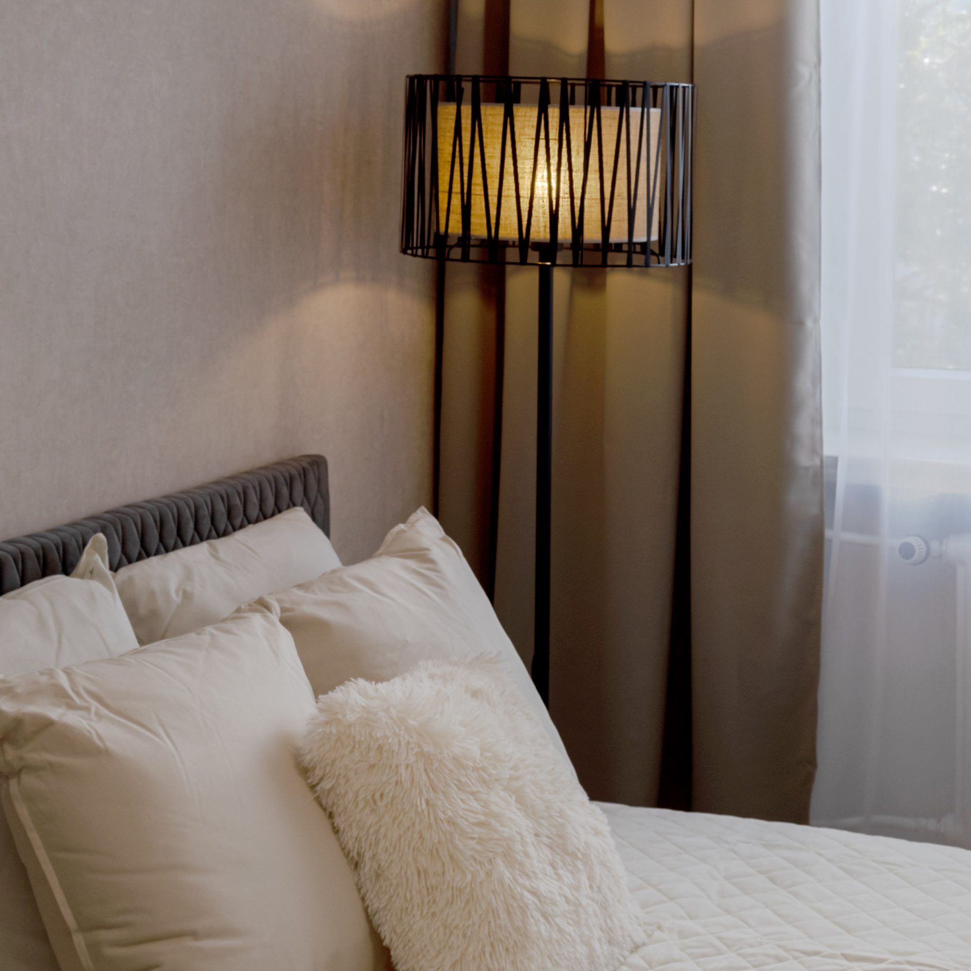 Czarno brązowa lampa podłogowa Harmony Nature w pokoju