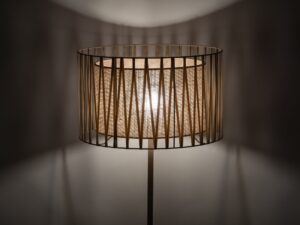 Miniaturka 3 - Piaskowobeżowa lampa podłogowa Harmony z jutą w aranżacji pokoju