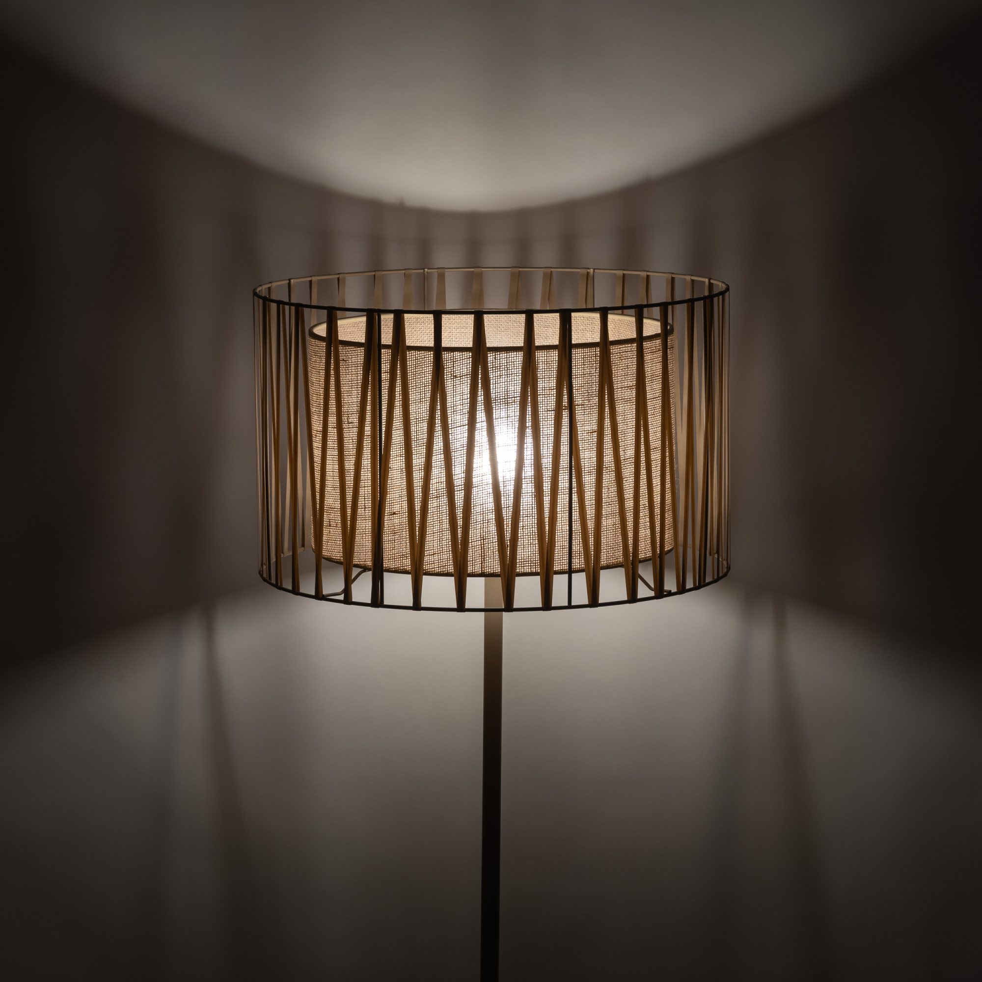 Piaskowobeżowa lampa podłogowa Harmony przy strefie wypoczynkowej