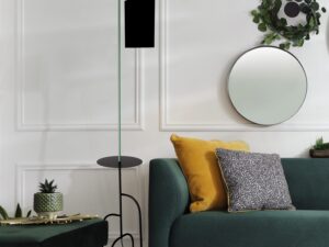 Miniaturka 1 - Lampa podłogowa Isitano z czarnym abażurem ustawiona we wnętrzu