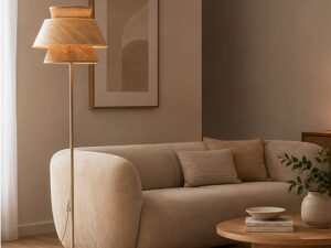Miniaturka 2 - Lampa podłogowa Kalum z dekoracyjnym detalem drewnianym w aranżacji wnętrza
