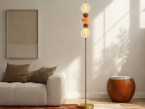 Miniaturka 1 - Lampa podłogowa Kamesina w salonie przy jasnej sofie i brązowych dodatkach