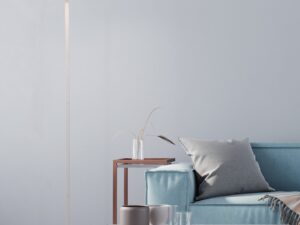Miniaturka 1 - Lampa podłogowa Levorio zapalona przy sofie w salonie