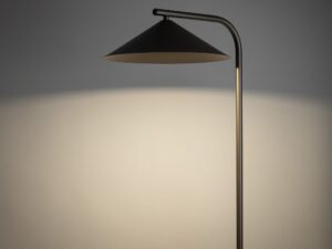 Miniaturka 5 - Lampa podłogowa Lume w ciemnym brązie obok mebli w aranżacji