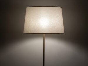 Miniaturka 3 - Lampa podłogowa Maja w piaskowym beżu w aranżacji wnętrza