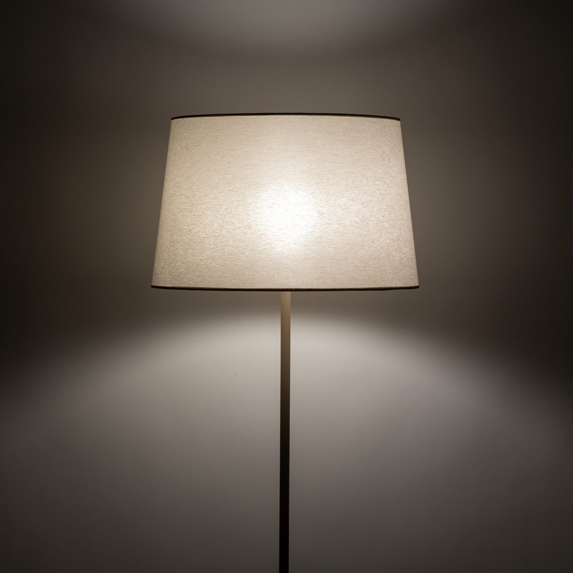 Lampa podłogowa Maja w piaskowym beżu w aranżacji wnętrza