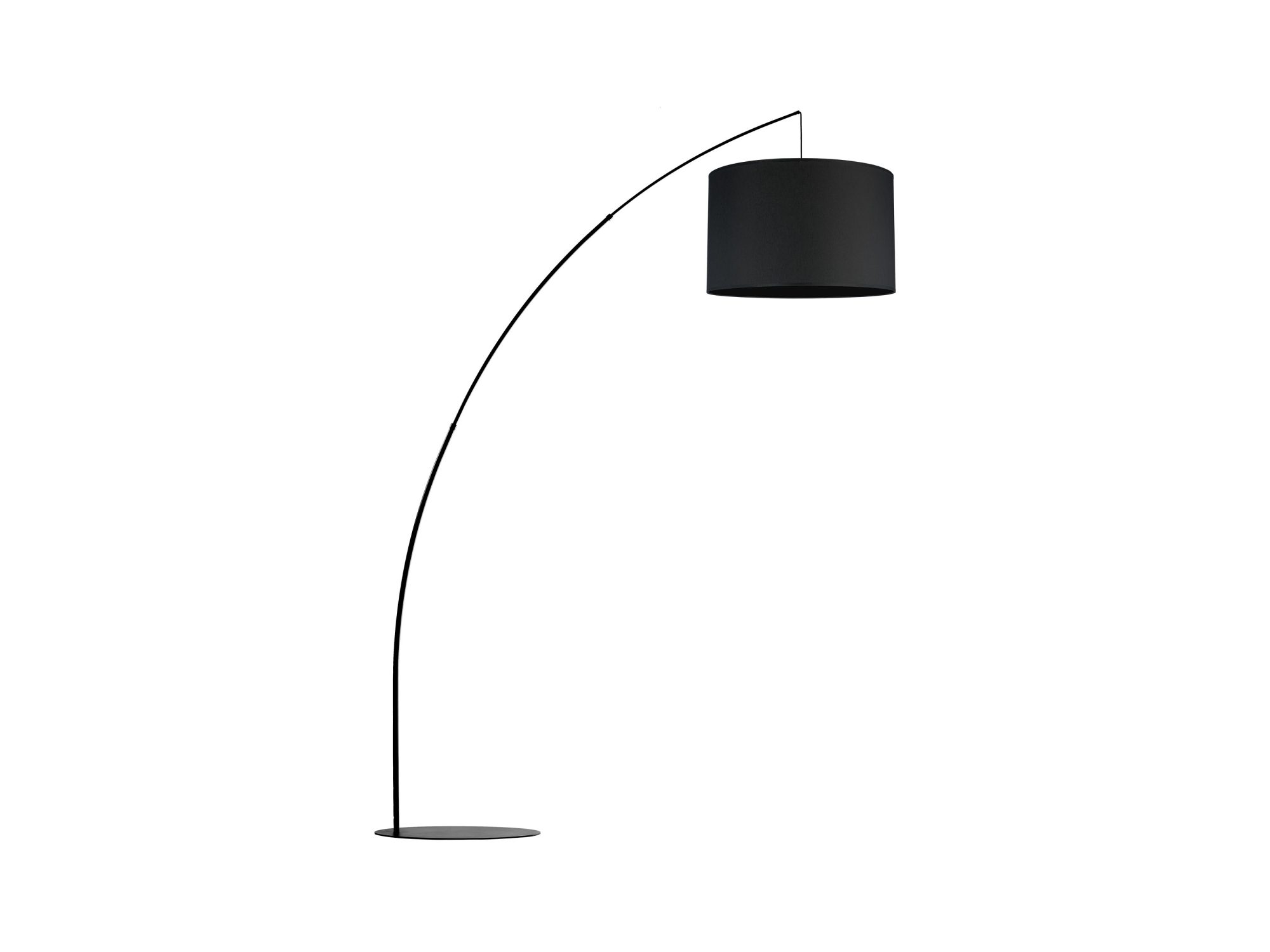 Czarna lampa podłogowa Moby z łukowym stelażem i czarnym abażurem na białym tle