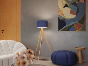 Miniaturka 38 - Lampa podłogowa Narello 140 cm granatowy / naturalne drewno przy fotelu w salonie