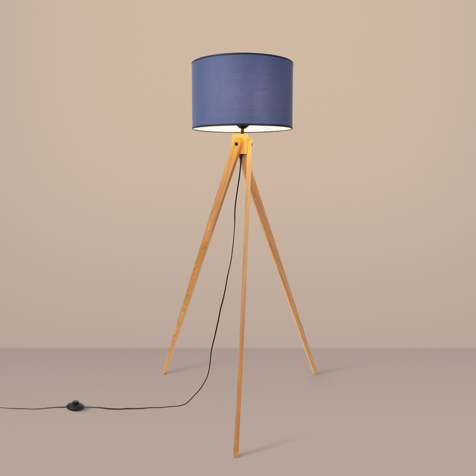Lampa podłogowa Narello granatowa w aranżacji salonu