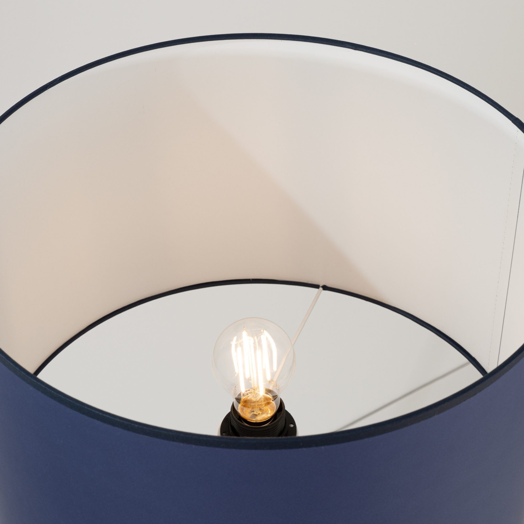 Lampa podłogowa Narello granatowa w strefie wypoczynkowej