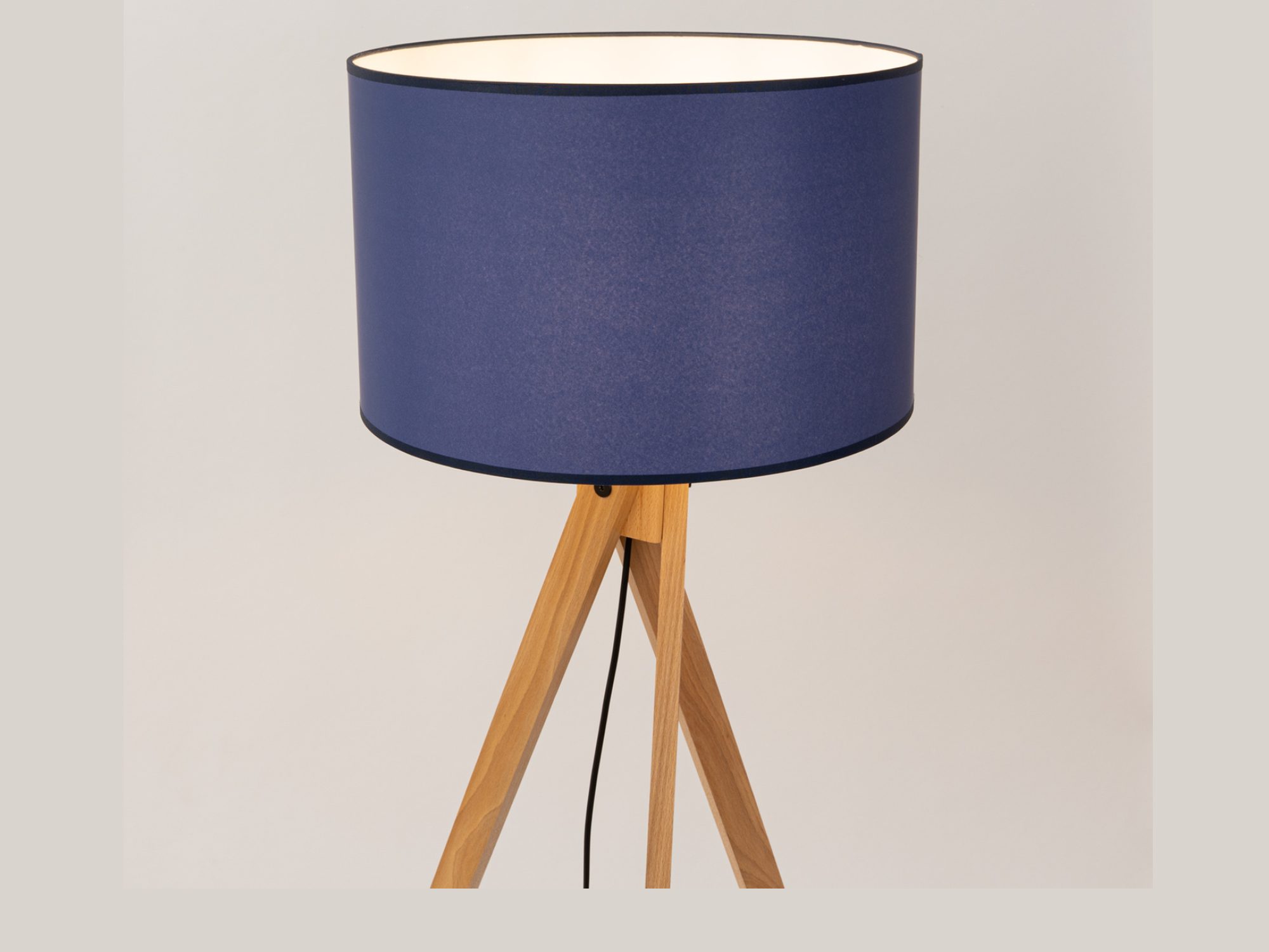 Lampa podłogowa Narello granatowa detal klosza i drewna