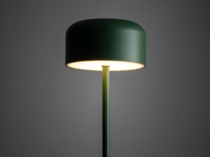 Miniaturka 4 - Lampa podłogowa Noa zielona z białą blendą w aranżacji wnętrza