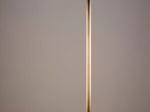 Miniaturka 2 - Lampa podłogowa Opal ze świecącym szklanym kloszem na ciemnym tle
