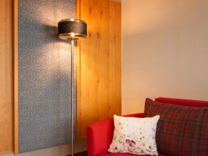 Miniaturka 4 - Srebrna lampa stojąca Pantilo Rope 27 w aranżacji przy czerwonej sofie