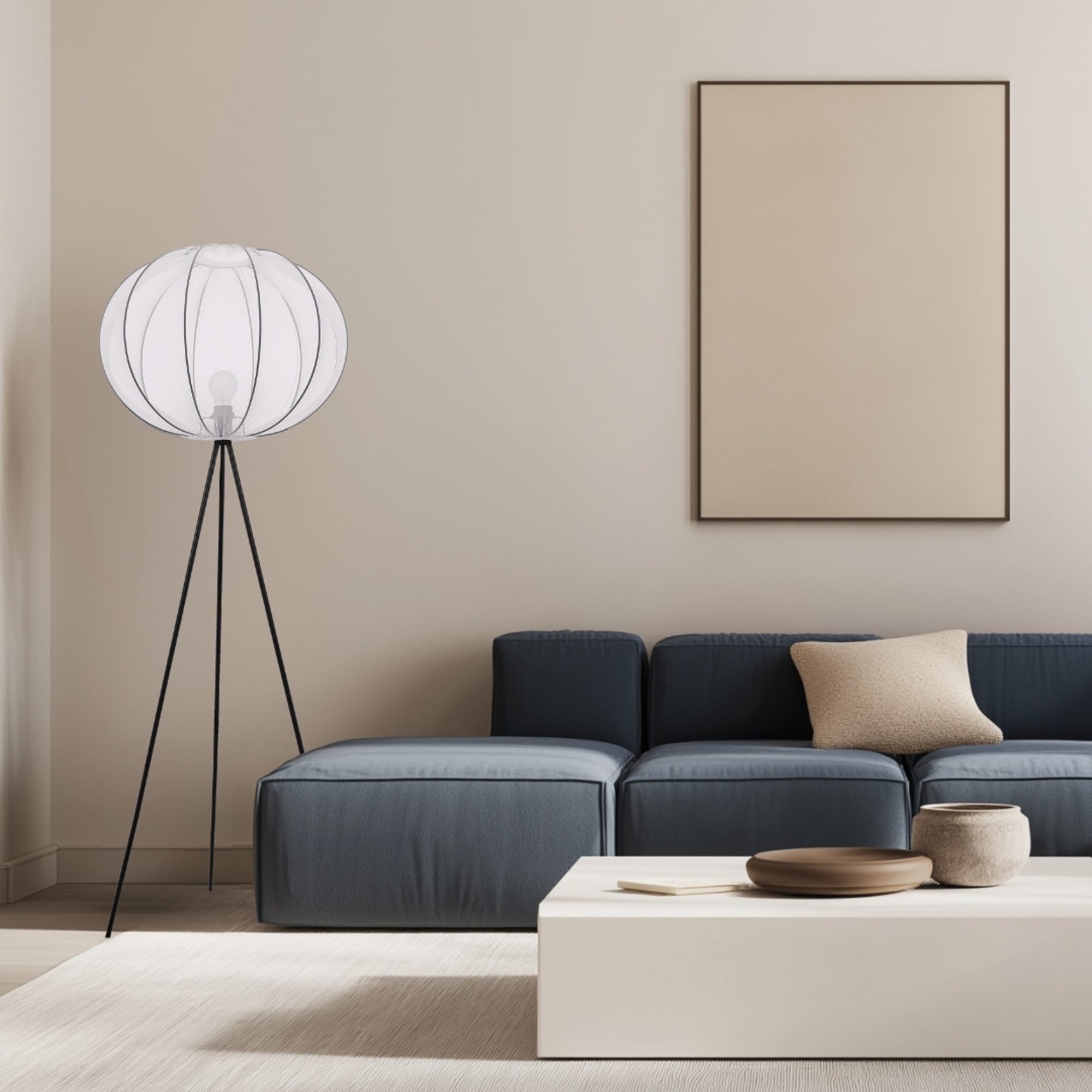 Lampa stojąca Pelato z białym abażurem przy niebieskiej sofie