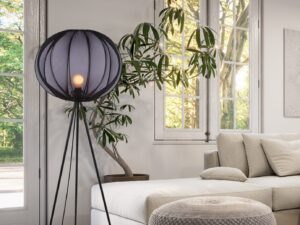 Miniaturka 2 - Lampa podłogowa Pelato czarna świeci obok jasnej sofy