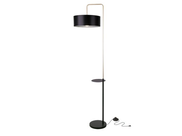 Lampa podłogowa Peletia czarna ze złotym ramieniem i abażurem na białym tle