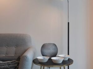 Miniaturka 1 - Lampa podłogowa Phelia ustawiona w aranżacji wnętrza