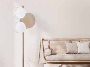 Miniaturka 1 - Lampa podłogowa Pulse z trzema abażurami z tkaniny i juty w aranżacji wnętrza