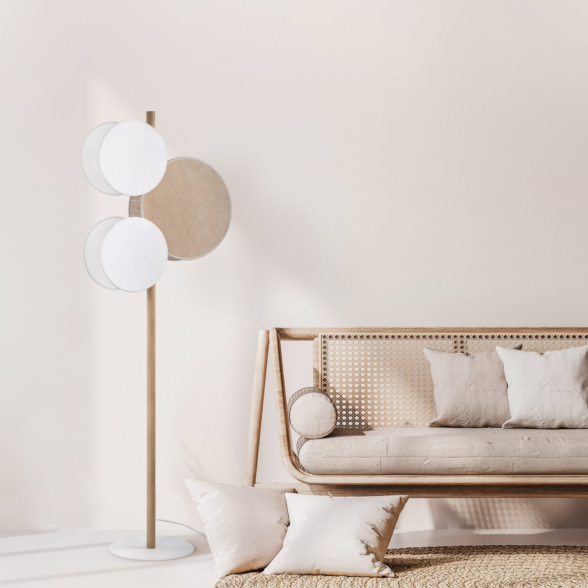 Lampa podłogowa Pulse z trzema abażurami z tkaniny i juty w aranżacji wnętrza