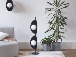 Miniaturka 2 - Czarna lampa podłogowa SALLO F w jasnym salonie obok rośliny doniczkowej