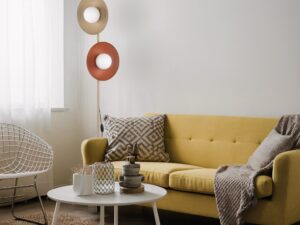 Miniaturka 5 - Lampa podłogowa Slate beżowa i ceglana w aranżacji wnętrza