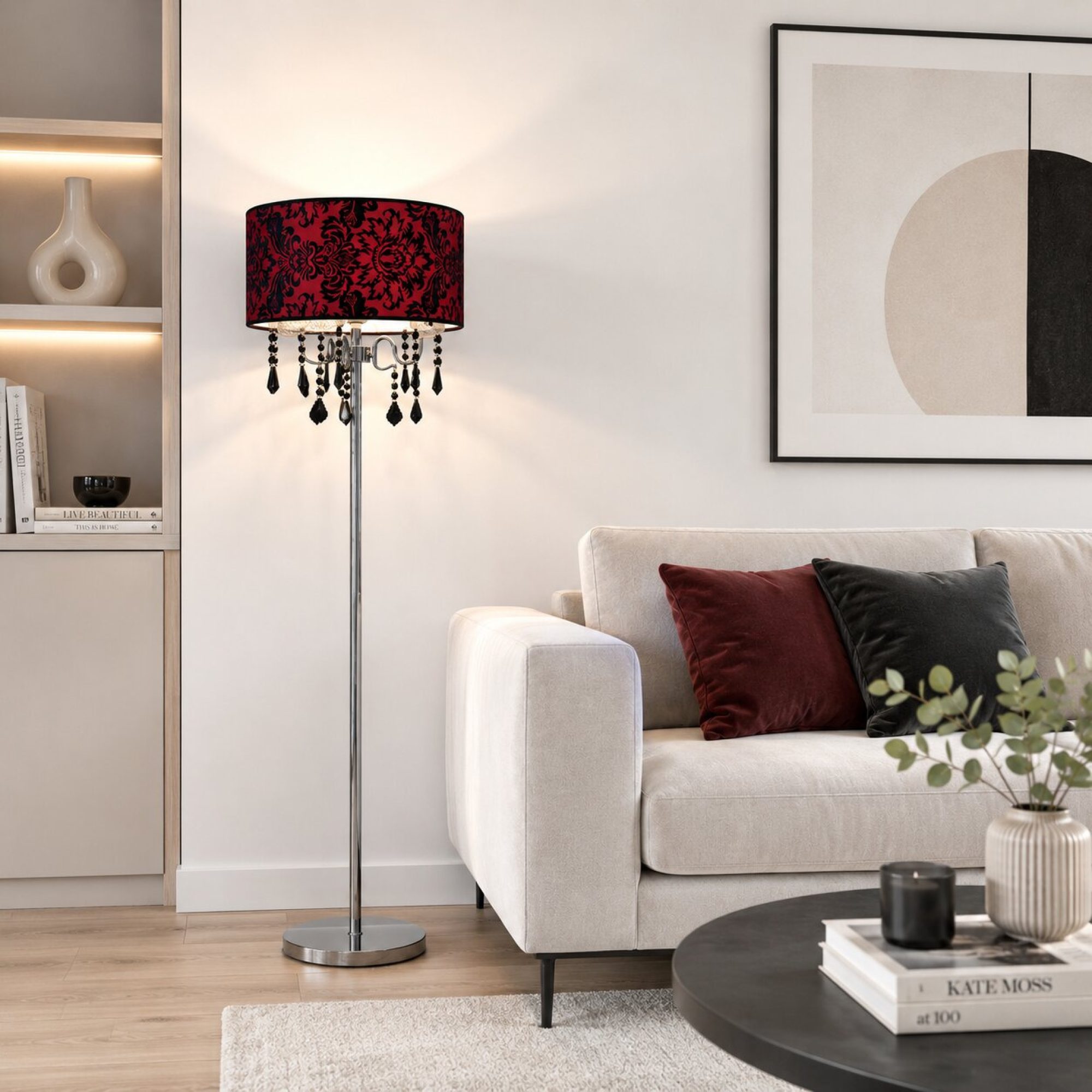 Lampa podłogowa Seromio obok jasnej sofy w aranżacji salonu
