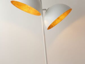 Miniaturka 4 - Lampa podłogowa Sfera biała, zbliżenie na dwa klosze z miedzianym wnętrzem