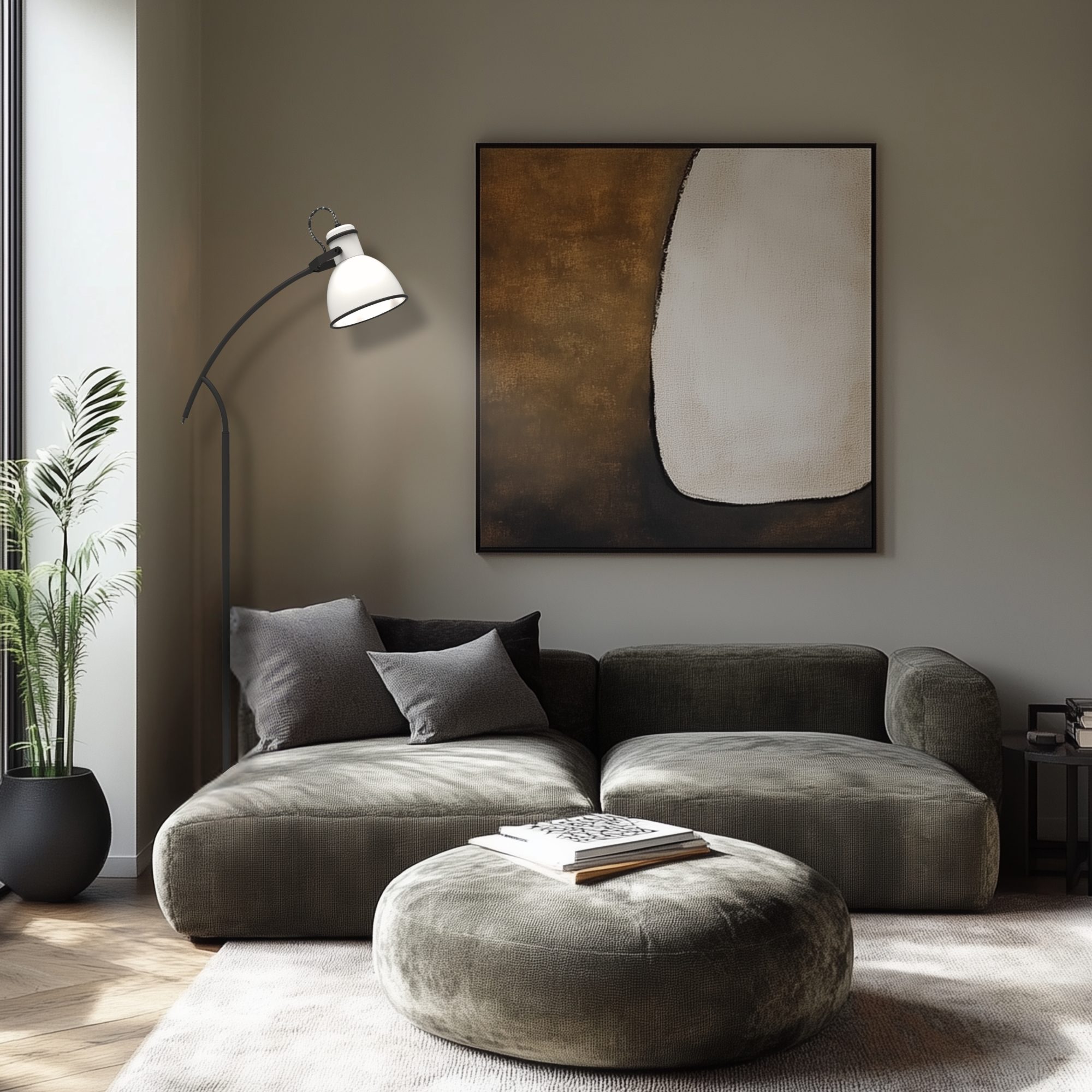 Lampa podłogowa Veledira w salonie obok szarej sofy i zielonej rośliny