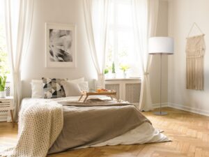 Miniaturka 3 - Lampa podłogowa Vellum piaskowy beż z tkaninowym abażurem w aranżacji wnętrza