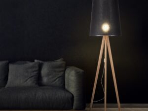 Miniaturka 1 - Czarna lampa podłogowa Walz przy ciemnej sofie – aranżacja salonu