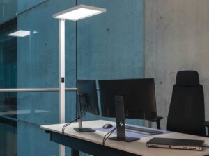 Miniaturka 4 - Biała lampa podłogowa Worklight LED przy stanowisku pracy