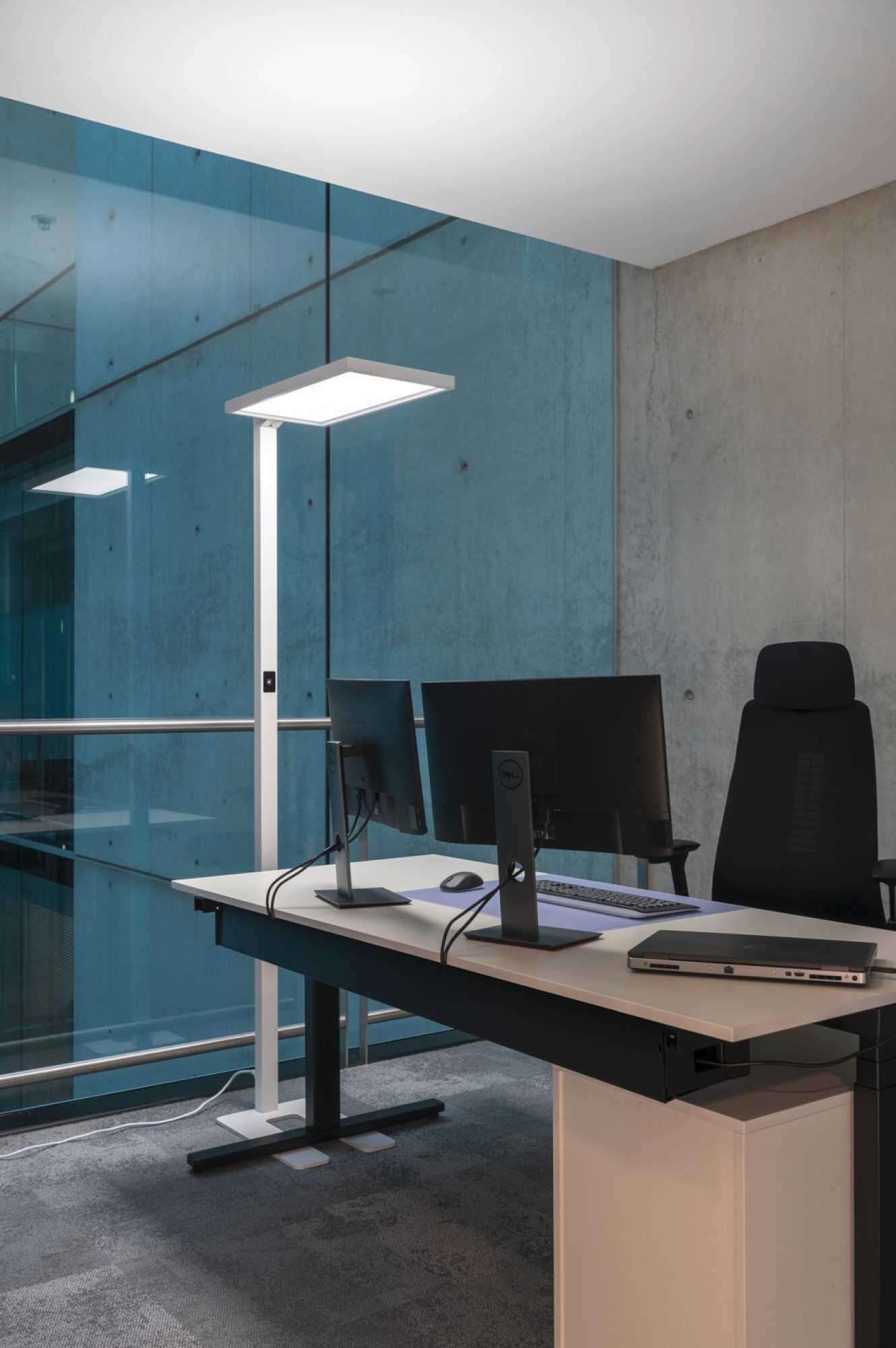 Biała lampa podłogowa Worklight LED przy stanowisku pracy
