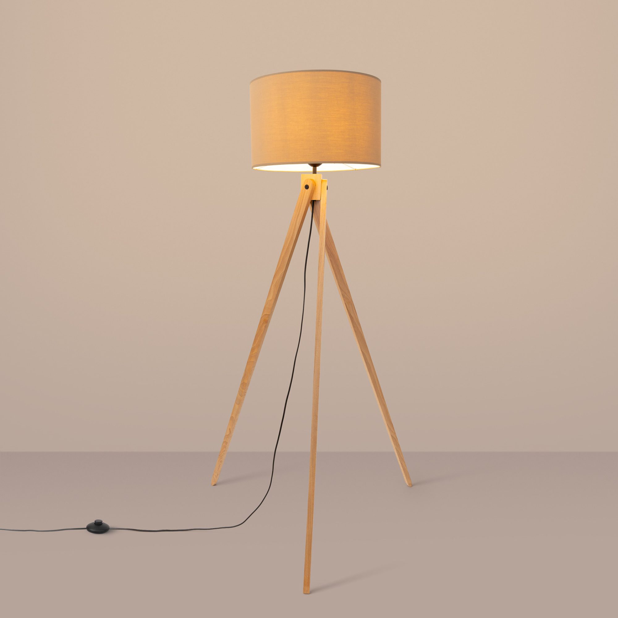 Lampa podłogowa z drewnem Elaria 140 cm taupe w aranżacji wnętrza