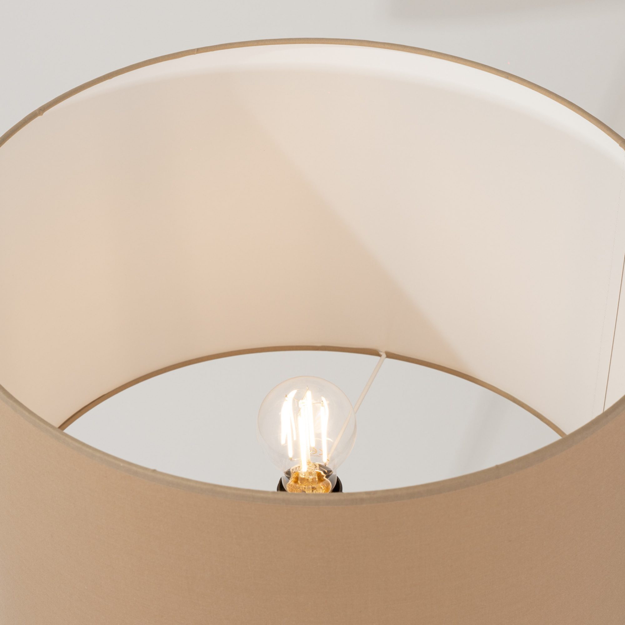 Lampa podłogowa z drewnem Elaria 140 cm taupe w aranżacji wnętrza 2