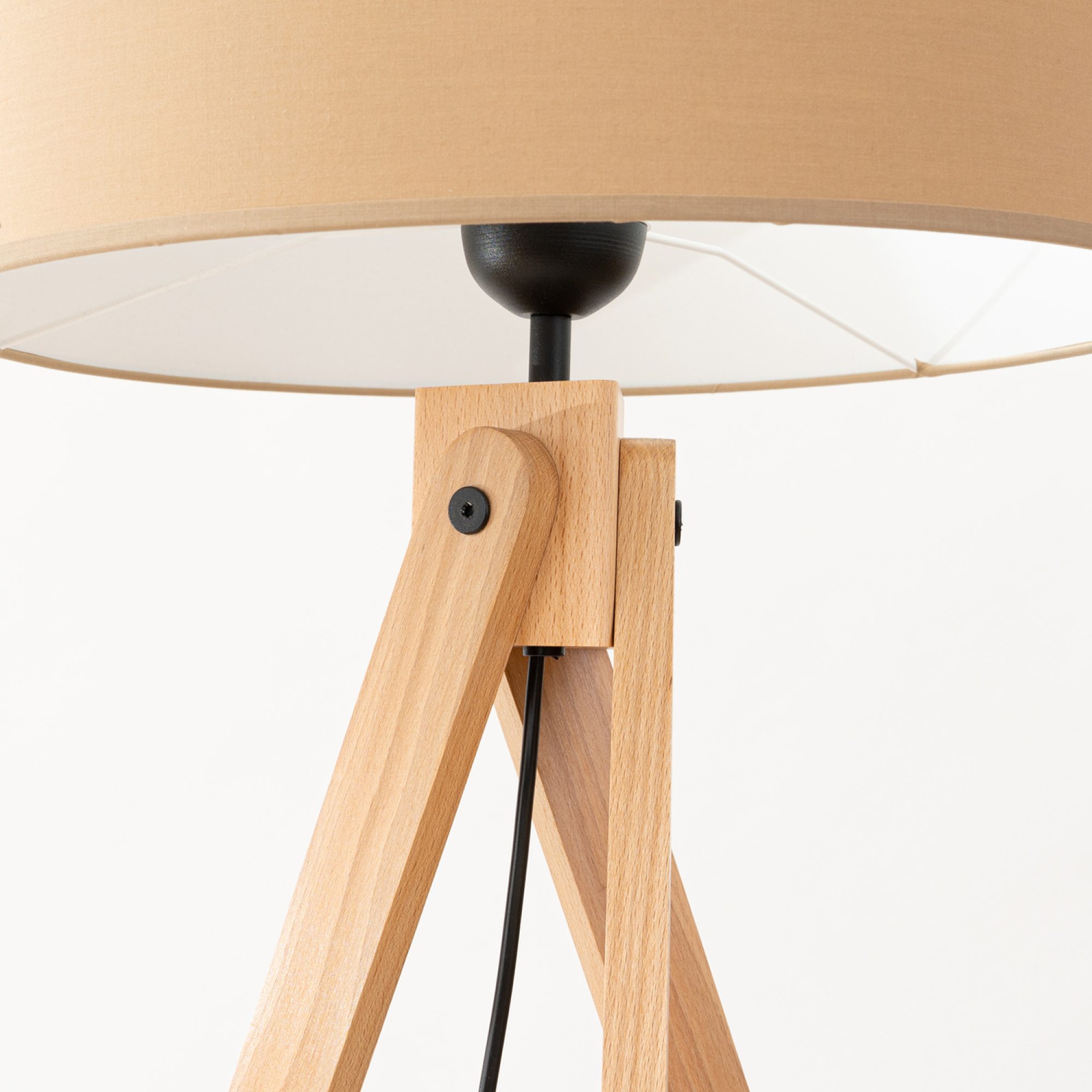 Lampa podłogowa z drewnem Elaria 140 cm taupe w aranżacji wnętrza 3