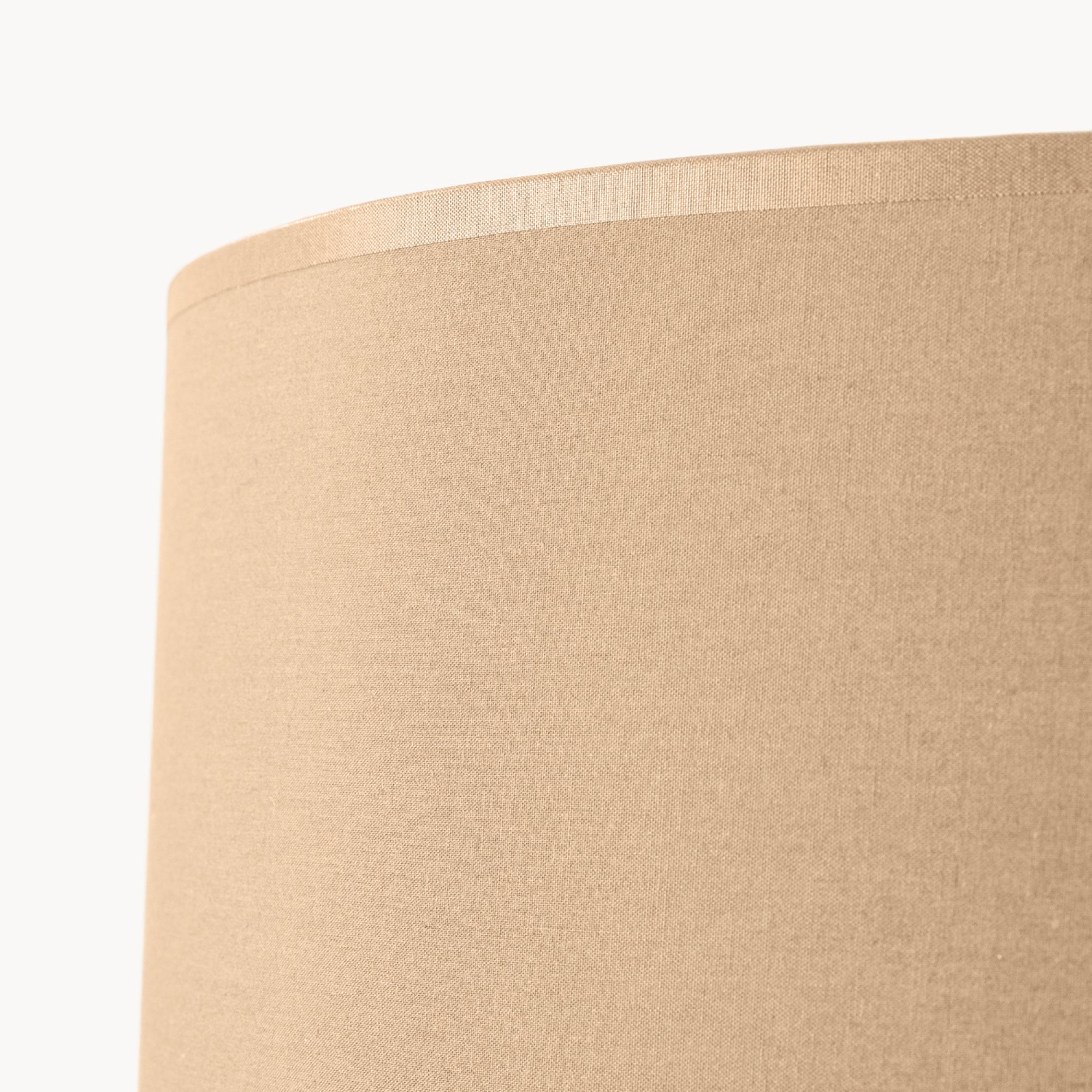 Lampa podłogowa z drewnem Elaria 140 cm taupe w aranżacji wnętrza 4