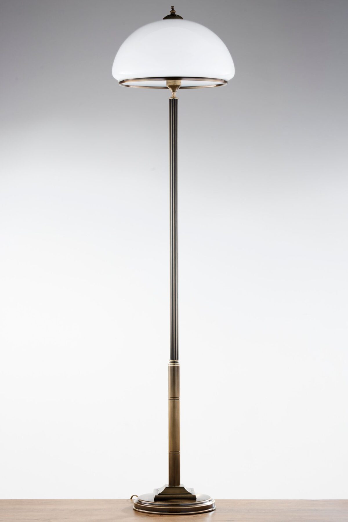 Lampa podłogowa Zeus 2-punktowa – mosiądz patynowany