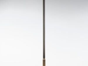Miniaturka 4 - Lampa podłogowa Zeus z półkulistym białym szklanym kloszem i smukłą kolumną w kolorze mosiądzu patynowanego