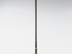 Miniaturka 1 - Lampa podłogowa Zeus z białą szklaną kopułą i okrągłą podstawą na jasnym tle