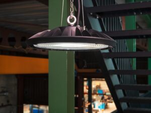 Miniaturka 1 - Lampa Highbay C LED zawieszona w hali przemysłowej – przykład zastosowania