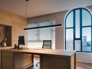 Miniaturka 5 - Liniowa czarna lampa wisząca Q-Line DALI nad biurkiem