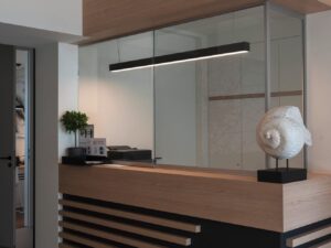 Miniaturka 3 - Czarna lampa wisząca Q-Line DALI nad ladą recepcyjną