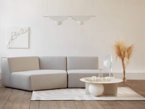 Miniaturka 2 - Biała podwójna lampa wisząca SALLO B nad jasną sofą w salonie