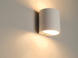 Miniaturka 5 - Lampa ścienna Plastra 104 z białego gipsu w drugim ujęciu aranżacyjnym