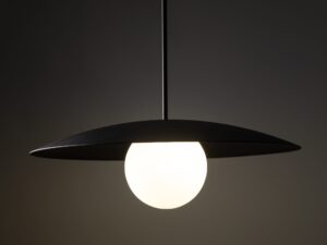 Miniaturka 3 - Lampa sufitowa Slate czarna z białym szklanym kloszem w aranżacji wnętrza